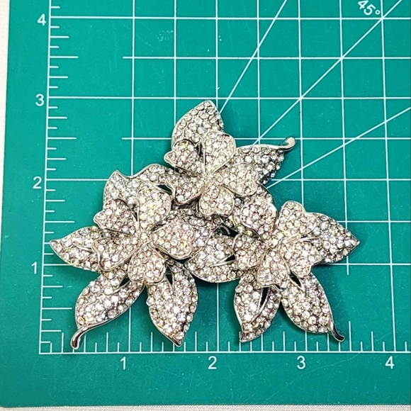 Signed Articlating Large Floral Silver White Crystal Brooch - Picture 14 of 16